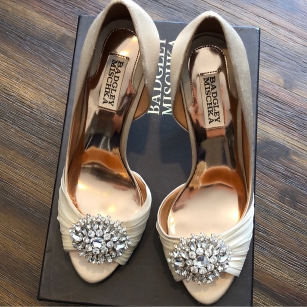 Badgley Mischka  Ivory Peep Toe Jeweled Pump Size 6.5